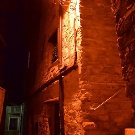 Romantic Stone With Amazing View Of And Oleandra 拉利奥