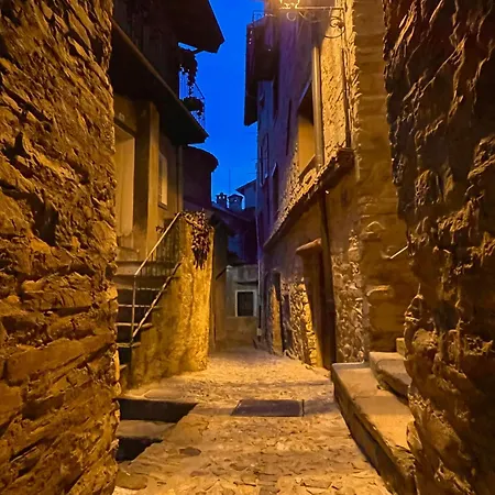 Casa vacanze Romantic Stone With Amazing View Of And Oleandra Laglio