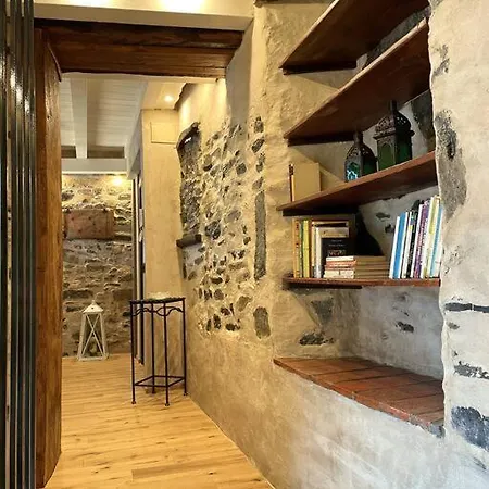 Vakantiehuis Romantic Stone With Amazing View Of And Oleandra Laglio