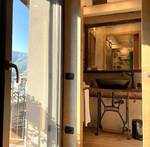 Romantic Stone With Amazing View Of And Oleandra Semesterbostad Laglio